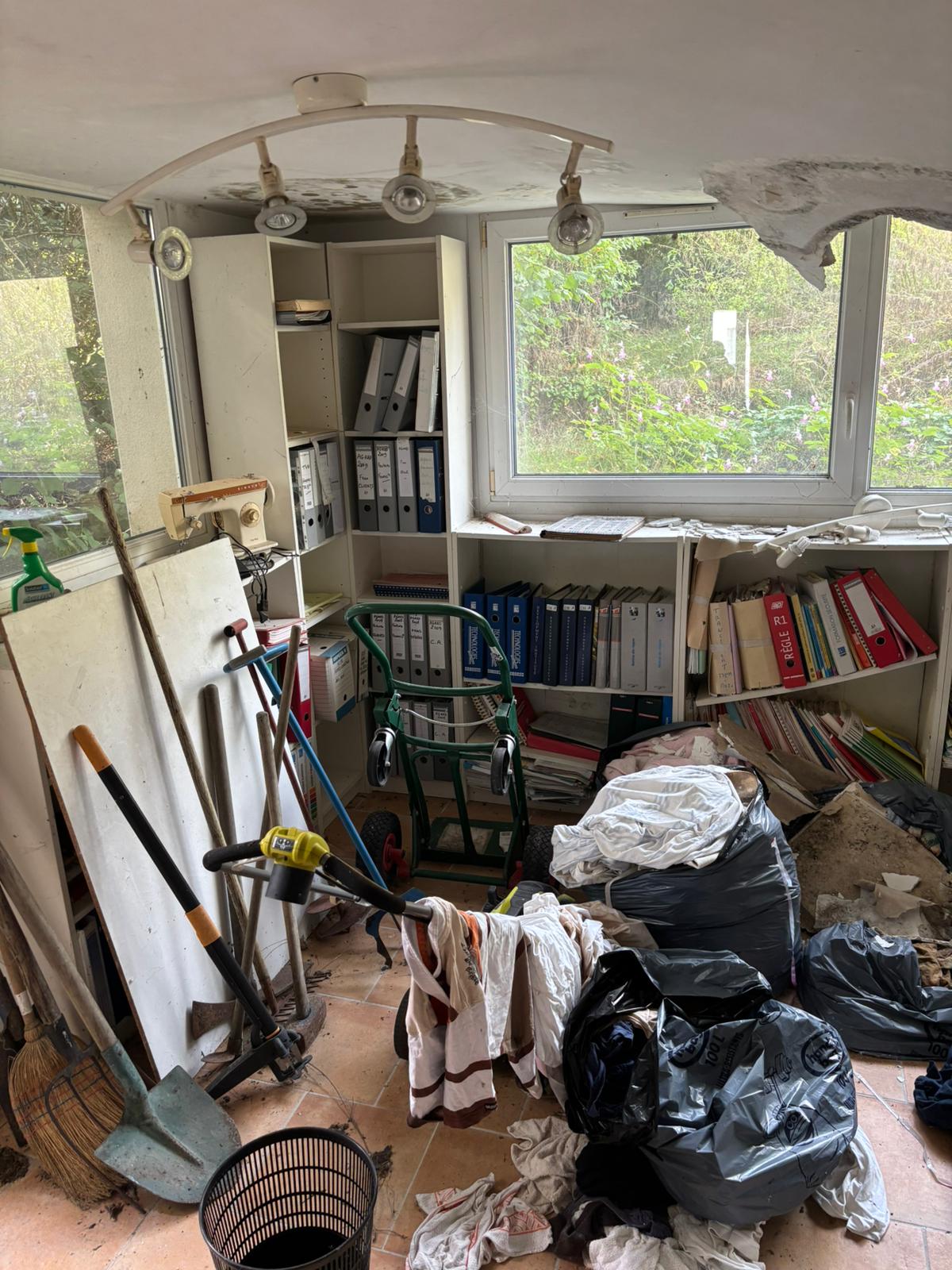 Quelles étapes pour débarrasser une maison extrêmement encombrée ? – L’expertise de SOS DC à Épinay-sur-Seine et ses environs IMG 20250901 WA0073